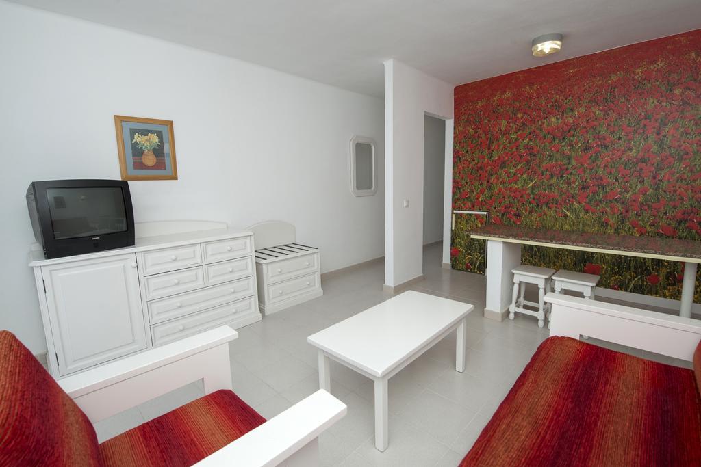 Basic Family Room (2 Adults + 2 Children),120273210:JPEG